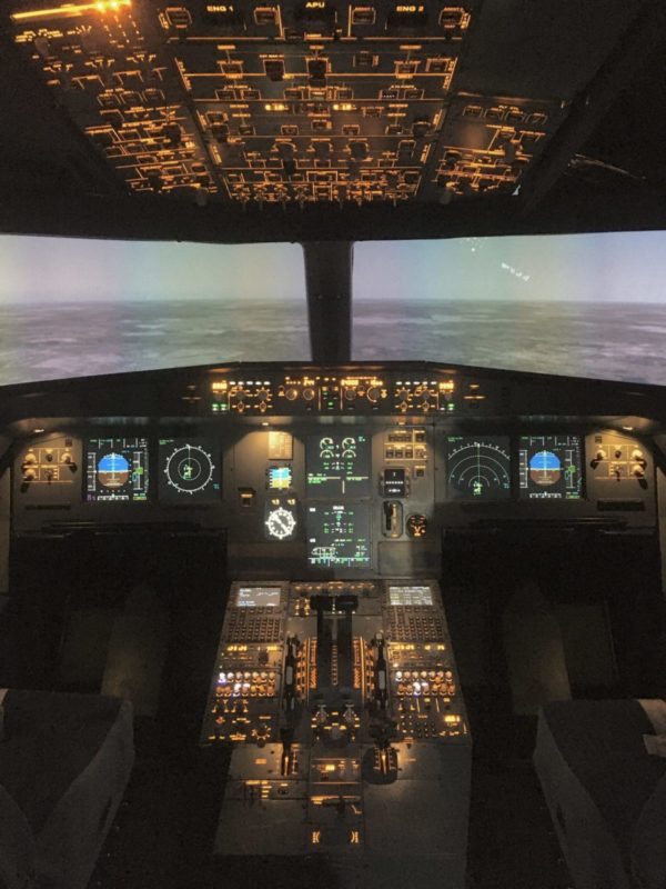 кабина тренажера самолета Airbus A320